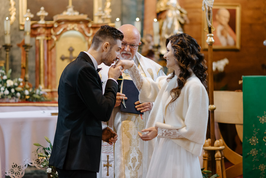 Uchwycony moment na ślubie, Pocałunek w dłoń, Sesja ślubna