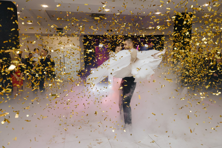 Pierwszy taniec i konfetti, Szalony moment na weselu, Taniec Pary Młodej, Zdjęcia ślubne Śląsk