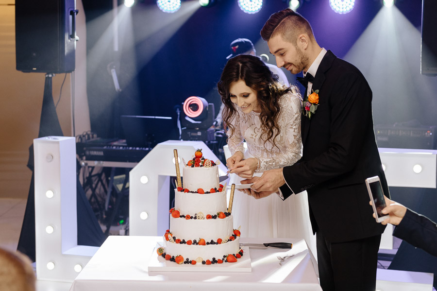 Krojenie tortu weselnego, Sfotografowani, Zabawa na sali sfotografowana