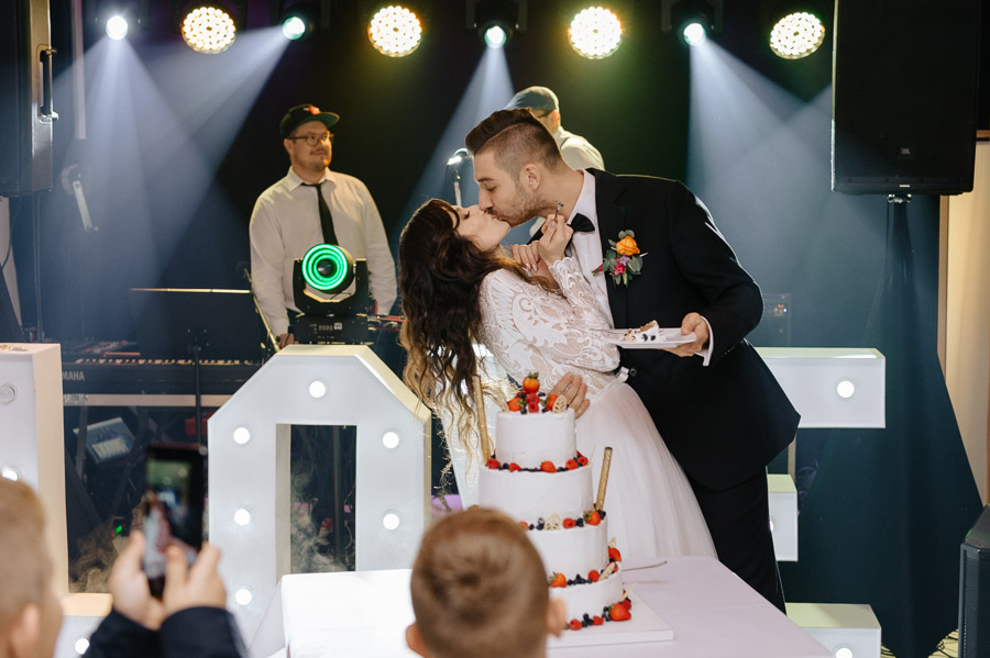 Zdjęcie ślubne, Pocałunek Pary Młodej, Romantyczna zabawa weselna