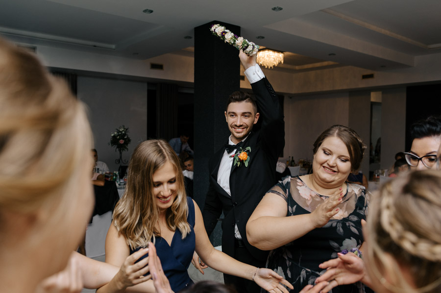Pan Młody przejmuje wianek, Fotografia ślubna Śląskie
