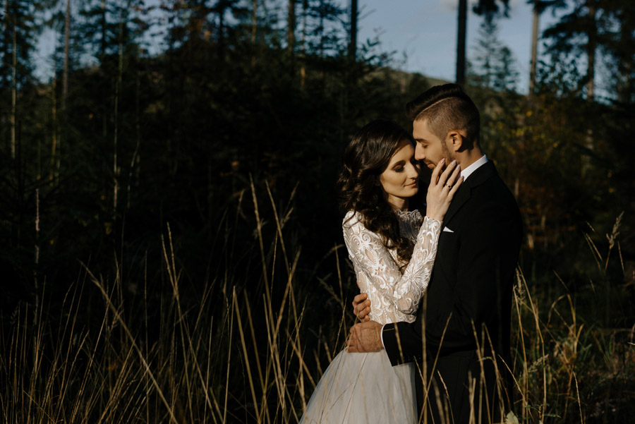 Plener ślubny w mocnym słońcu w lesie, Plener zdjęciowy, Para Młoda