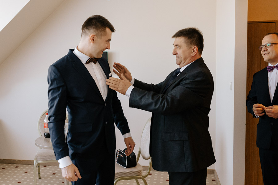 Fotografia Ślubna Kraków - Sfotografowani Marcin Pluta Pan Młody z Ojcem, Marcin Pluta fotograf ślubny, Naturalna sesja ślubna