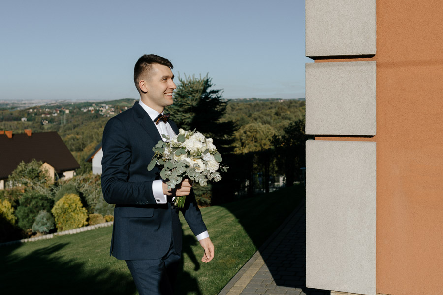 Fotograf ślubny krakow - Sfotografowani Marcin Pluta Pan Młody z bukietem, Fotografia ślubna Kraków, krakow zdjęcia ślubne