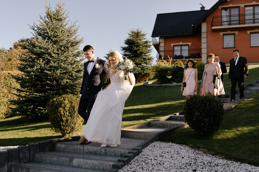 Fotografia Ślubna Kraków - Sfotografowani Marcin Pluta Wyjście z domu przed ślubem, Profesjonalna Fotografia ślubna, Doskonały Fotograf ślubny