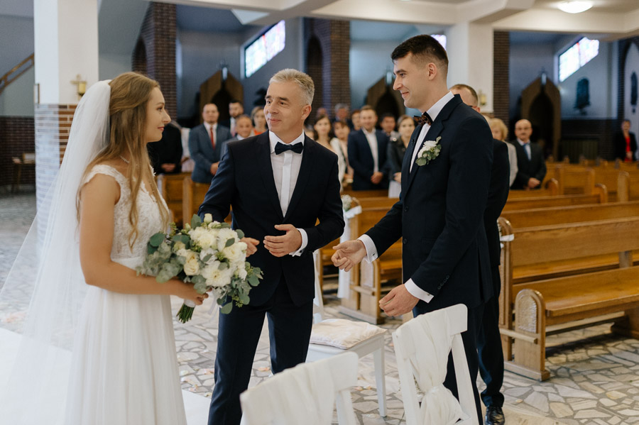 Fotografia Ślubna Kraków - Sfotografowani Marcin Pluta Przekazanie Pani Młodej, Fotografia ślubna, Naturalne zdjęcia ślubne