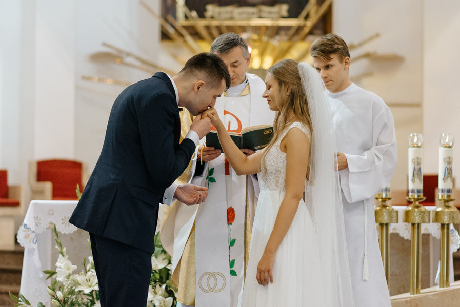 Fotograf ślubny Kraków - Sfotografowani Marcin Pluta Pocałunek w dłoń, Fotografia ślubna Kraków, Dokumentalny reportaż ślubny
