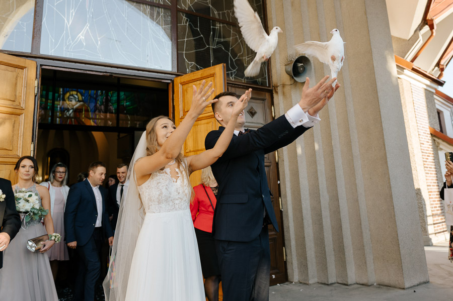 Fotografia Ślubna Kraków - Sfotografowani Marcin Pluta Puszczanie gołębi, Fotografia ślubna Kraków, Fotografia ślubna