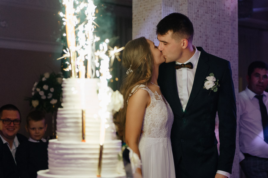 Fotograf ślubny Kraków - Sfotografowani Marcin Pluta Tort weselny, Romantyczna i naturalna fotografia ślubna, Fotograf na wesele
