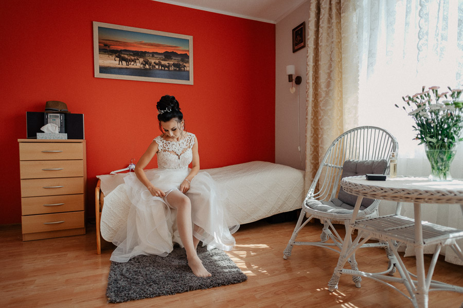 Fotografia Ślubna Olkusz - Sfotografowani Marcin Pluta Zakładanie podwiązki, Piękne wesele Olkusz, Piękny ślub Olkusz