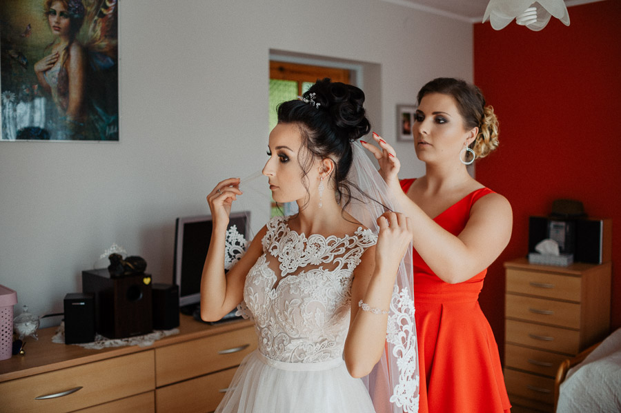 Fotograf ślubny Olkusz - Sfotografowani Marcin Pluta Zakładanie welonu, Dobry fotograf ślubny, Para Młoda sfotografowana