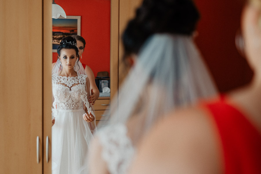 Fotografia Ślubna Olkusz - Sfotografowani Marcin Pluta Pani Młoda przed lustrem, Fotografia ślubna, Ulotne chwile w dniu ślubu
