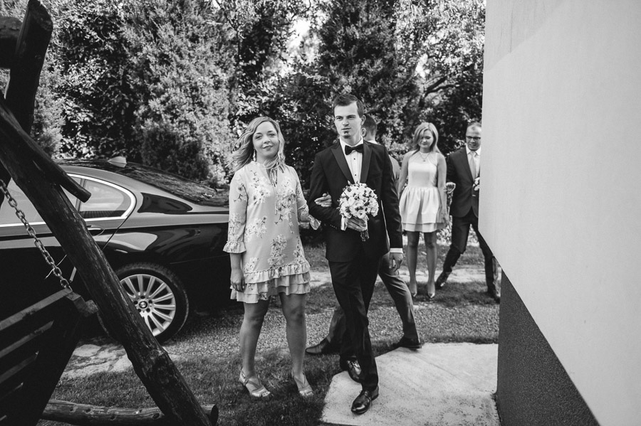 Fotograf ślubny Olkusz - Sfotografowani Marcin Pluta Powitanie Pana Młodego, Fotograf na ślub, Galeria fotografii ślubnej