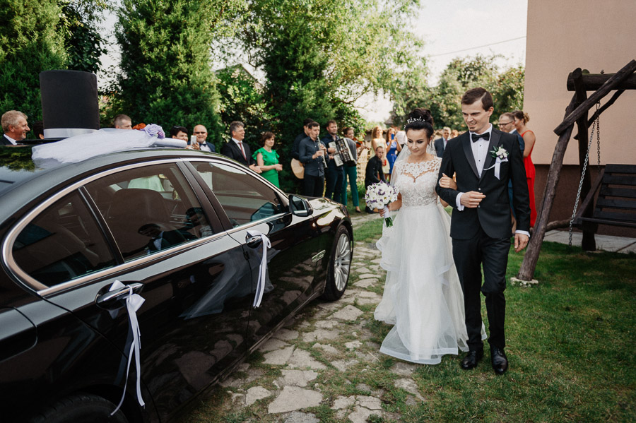 Fotografia Ślubna Olkusz - Sfotografowani Marcin Pluta Wejście do auta, Fotograf Marcin Pluta, Sfotografowani