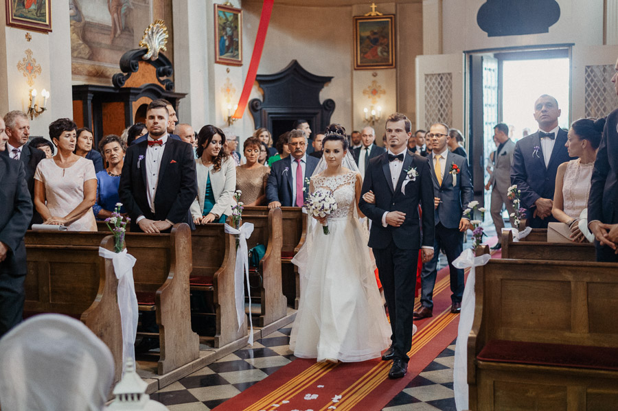 Fotografia Ślubna Olkusz - Sfotografowani Marcin Pluta Wejście do kościoła, Fotografia ślubów i wesel, Fotograf na każde wesele