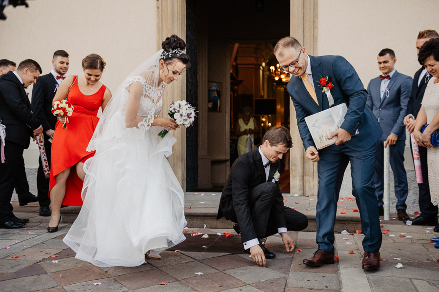 Fotografia Ślubna Olkusz - Sfotografowani Marcin Pluta Zbieranie pieniędzy przed kościołem, Fotografia ślubna Olkusz, Fotografia ślubna