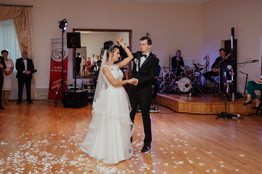 Pierwszy taniec weselny, Fotograf ślubny daje radę, Naturalny reportaż zdjęciowy