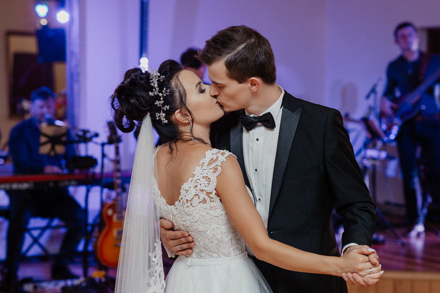 Fotograf ślubny Olkusz - Sfotografowani Marcin Pluta Pocałunek, Sesja weselna Olkusz, Fotograf ślubny Sfotografowani