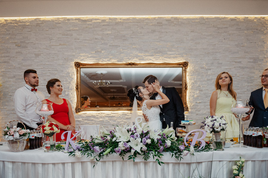 Fotografia Ślubna Olkusz - Sfotografowani Marcin Pluta Soczysty pocałunek na weselu, Sesja plenerowa Olkusz, Fotograf na ślub