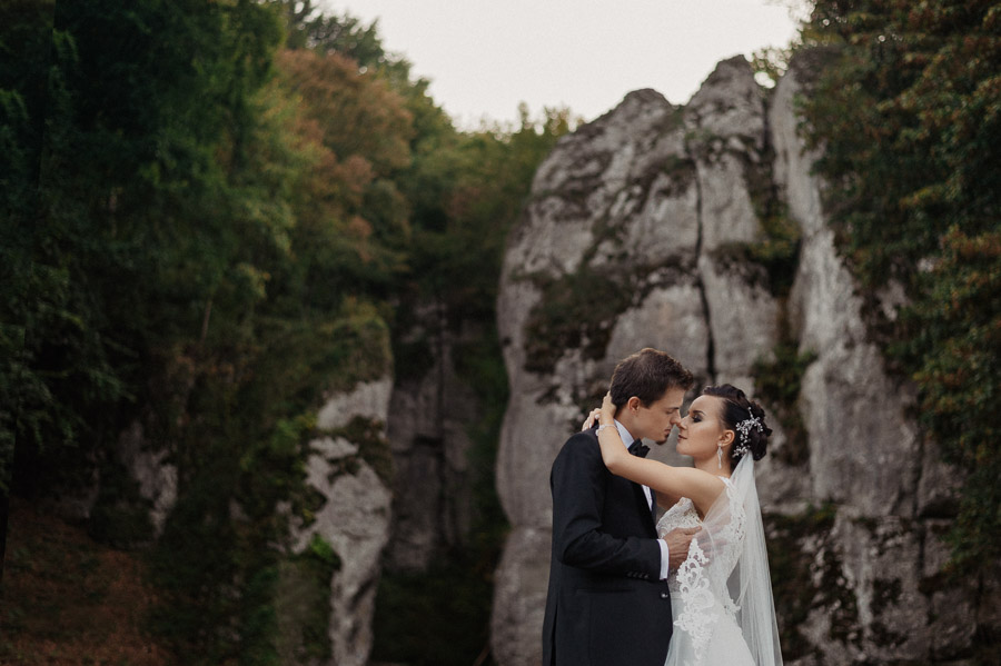 Fotograf ślubny Olkusz - Sfotografowani Marcin Pluta Pocałunek na tle skał, Urokliwy plener ślubny, Romantyczna sesja ślubna