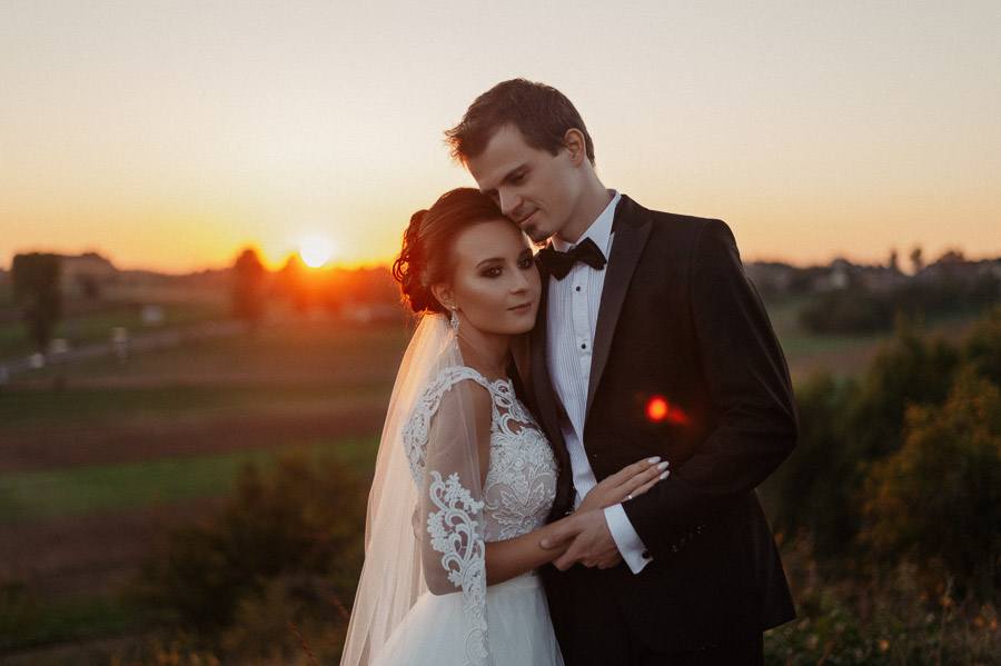 Romantyczny zachód słońca, Romantyczna sesja ślubna Olkusz, Fotografia okolicznościowa