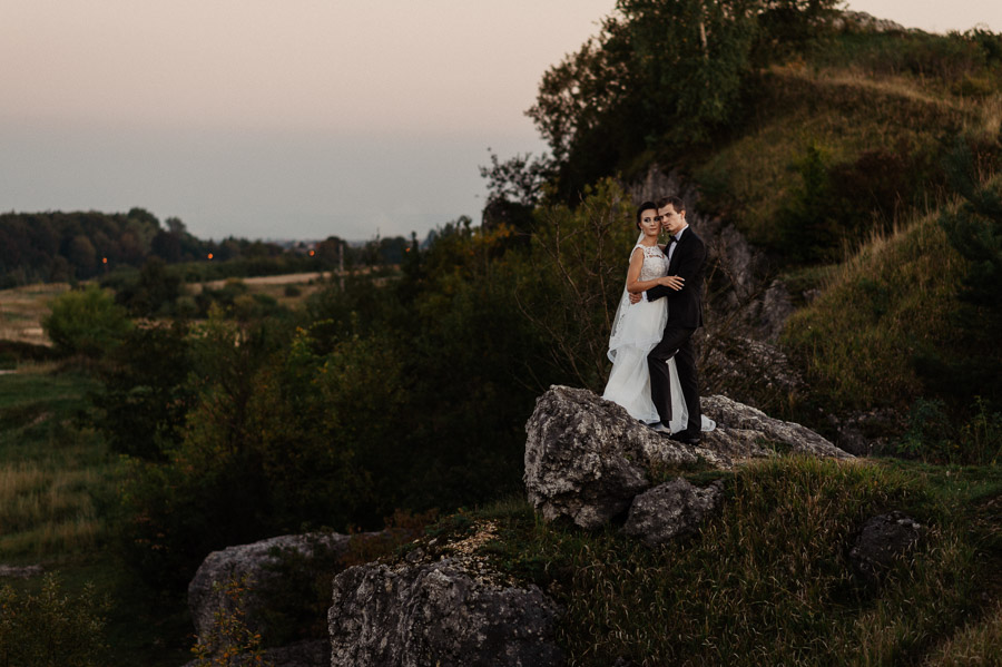 Fotografia Ślubna Olkusz - Sfotografowani Marcin Pluta Para Młoda na skale, Romantyczna sesja ślubna Olkusz, Reportaż z pleneru ślubnego