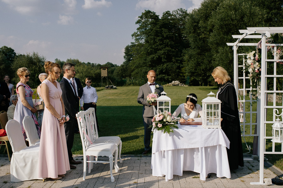 Fotograf ślubny Olkusz Ślub plenerowy w Dworku nad Rozlewiskiem, Uchwycony moment na ślubie