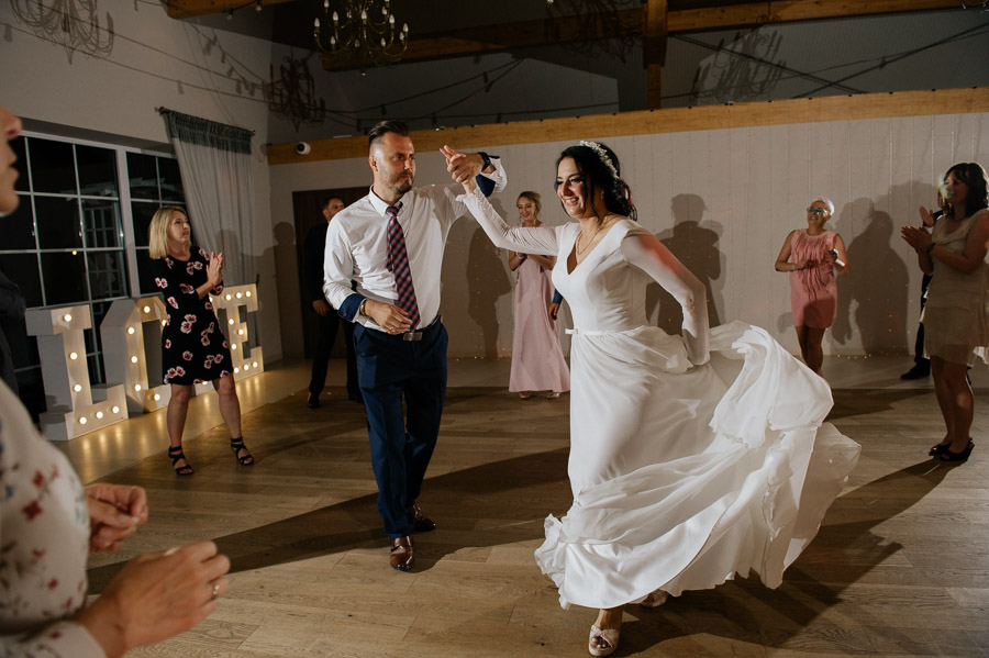 Fotograf ślubny Olkusz, Klucze - Sfotografowani Marcin Pluta Panna Młoda tańczy