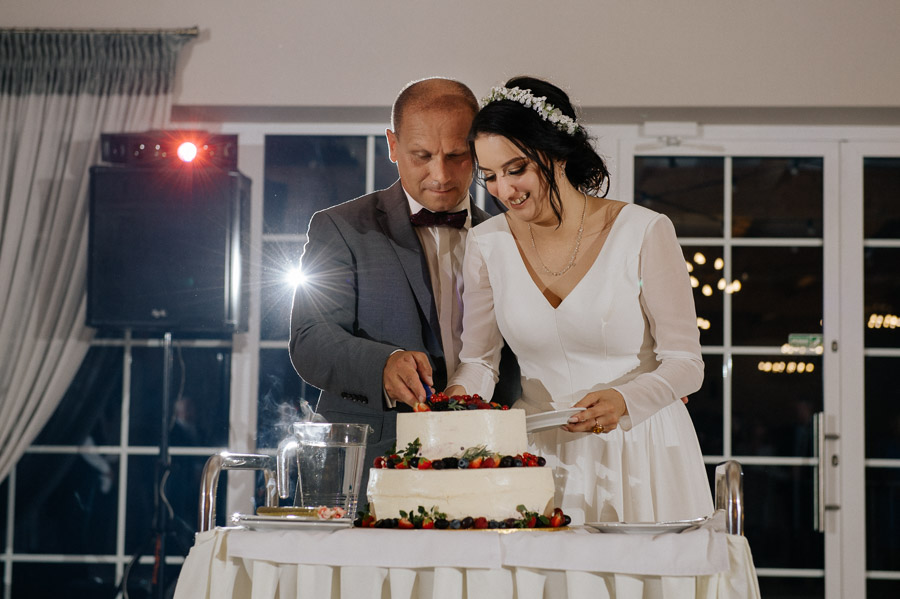 Fotograf ślubny Olkusz, Klucze - Sfotografowani Marcin Pluta Krojenie tortu, Fotografia ślubna Olkusz, Klucze, Zdjęcia z wesela