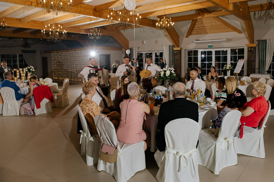 Fotografia Ślubna Olkusz, Klucze - Sfotografowani Marcin Pluta Biesiada przy stołach, Fotograf na ślub