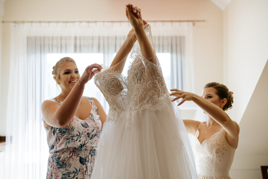 Fotograf ślubny Częstochowa - Sfotografowani.pl Marcin Pluta Ubieranie sukni ślubnej
