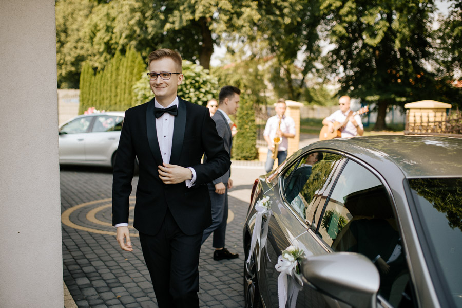Fotografia Ślubna Częstochowa - Sfotografowani Marcin Pluta Pan Młody pod domem Pani Młodej