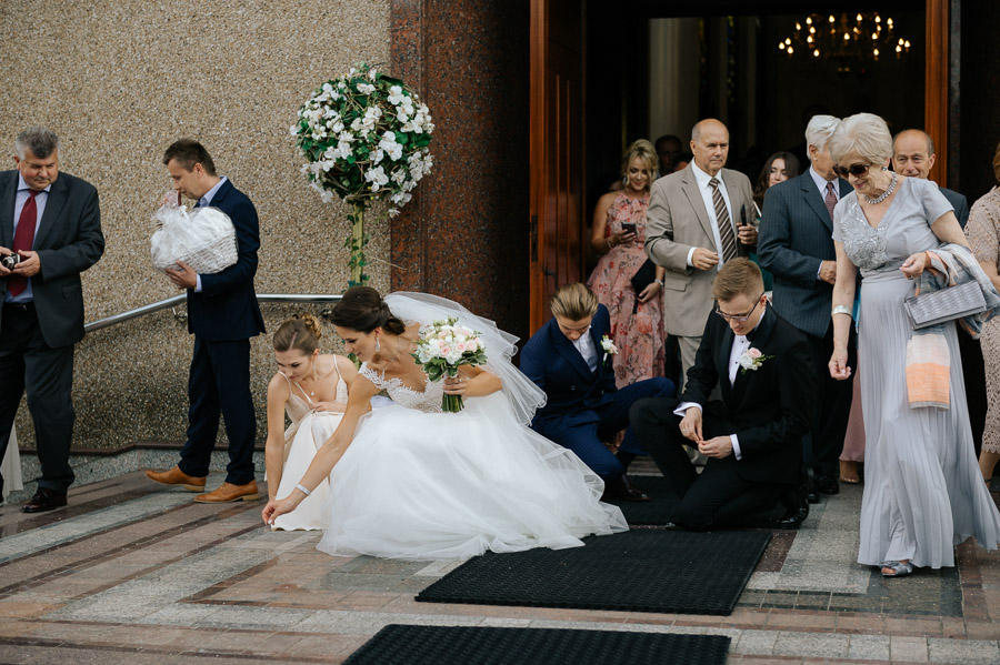 Fotografia Ślubna Częstochowa - Sfotografowani Marcin Pluta Zbieranie pieniędzy pod kościołem