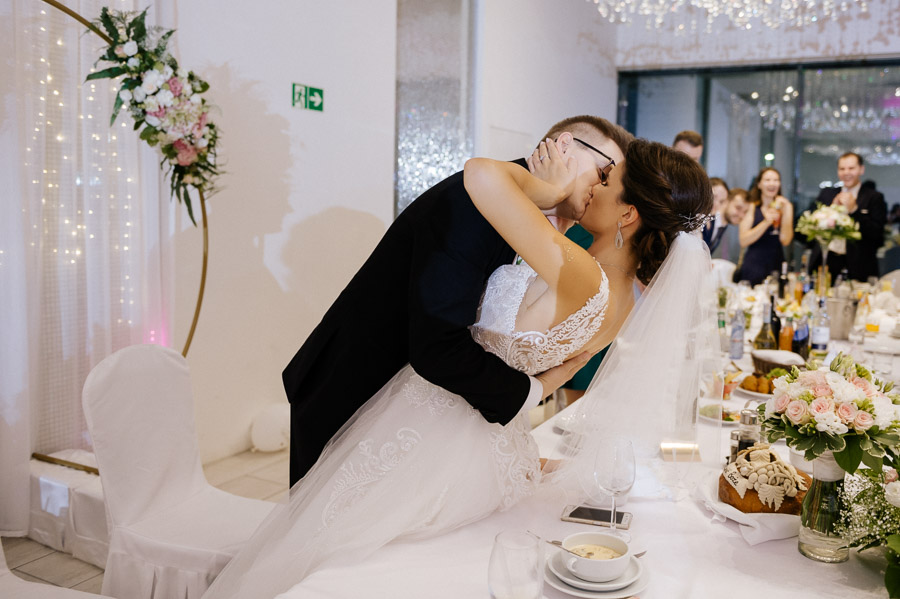 Fotografia Ślubna Częstochowa - Sfotografowani Marcin Pluta Pocałunek na ślubie