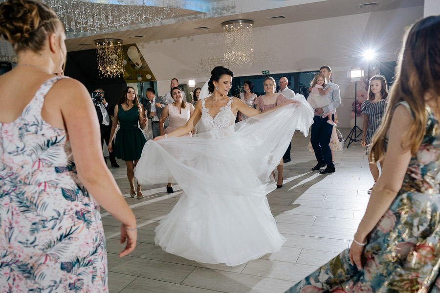 Fotografia Ślubna Częstochowa - Sfotografowani Marcin Pluta Pani Młoda tańczy