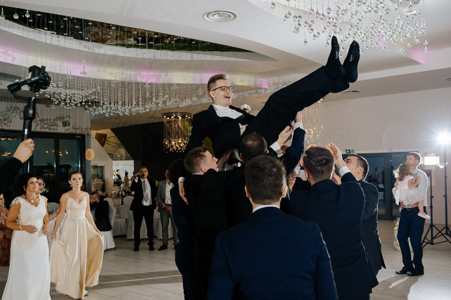 Fotograf ślubny Częstochowa - Sfotografowani Marcin Pluta Podrzucanie Pana młodego