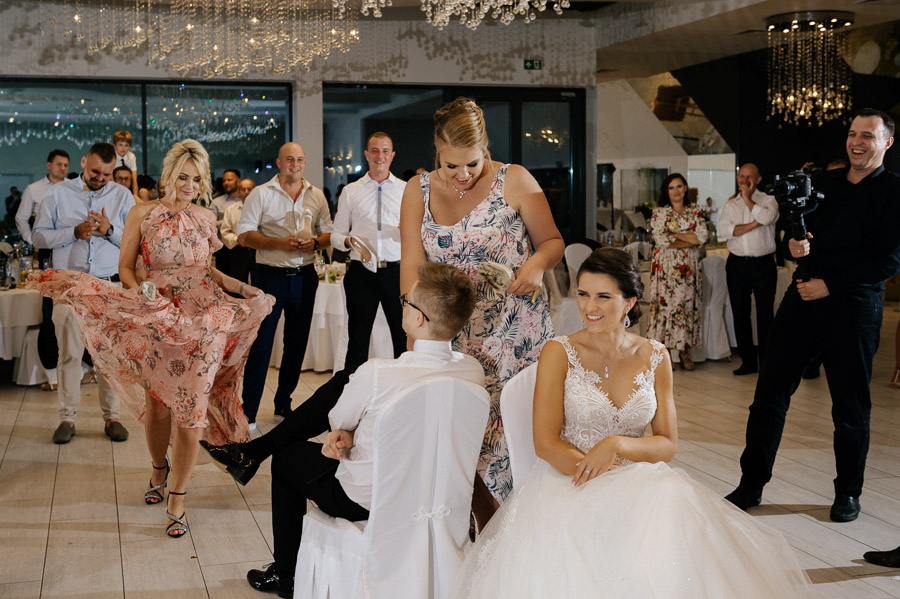 Fotografia Ślubna Częstochowa - Sfotografowani Marcin Pluta Biesiada przy stołach, Fotograf na ślub
