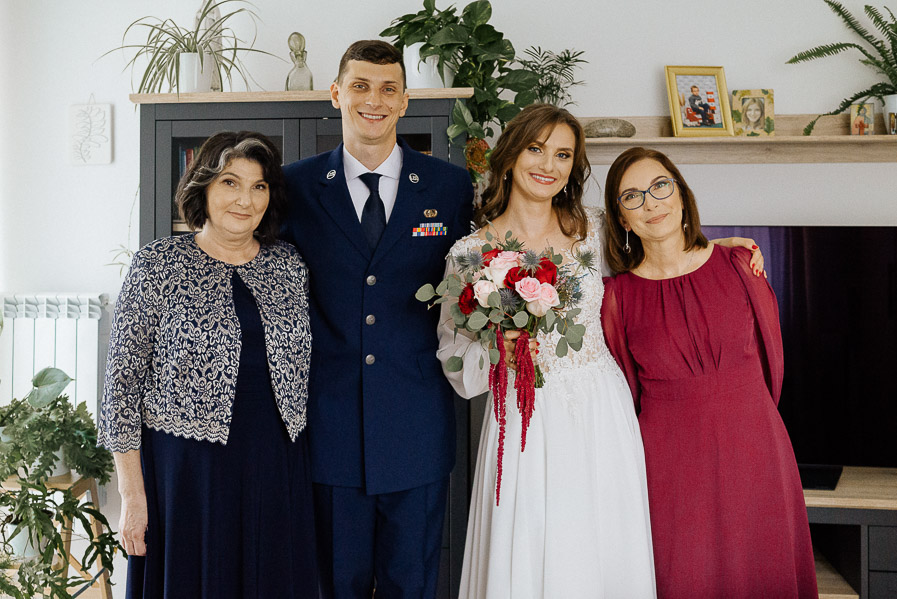 Ślubne zdjęcie z rodziną