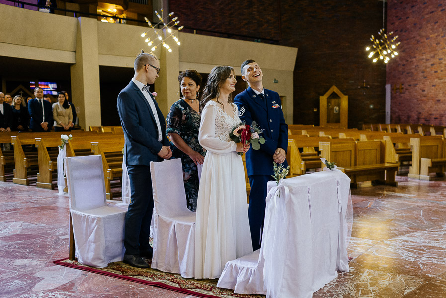 Rozbawiona para młoda na ślubie
