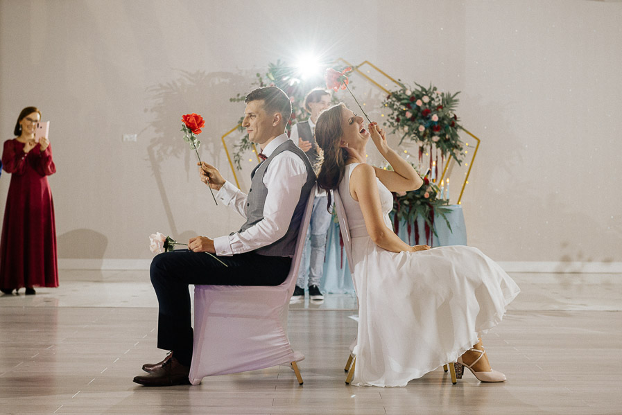 Zabawa pary młodej na weselu, fotograf ślubny