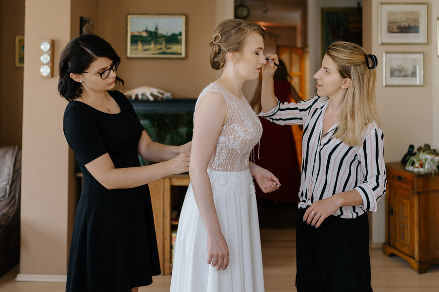 Fotografia Ślubna Małopolska - Sfotografowani Marcin Pluta Ostatnie poprawki w makijażu, Marcin Pluta fotograf ślubny, Naturalna sesja ślubna