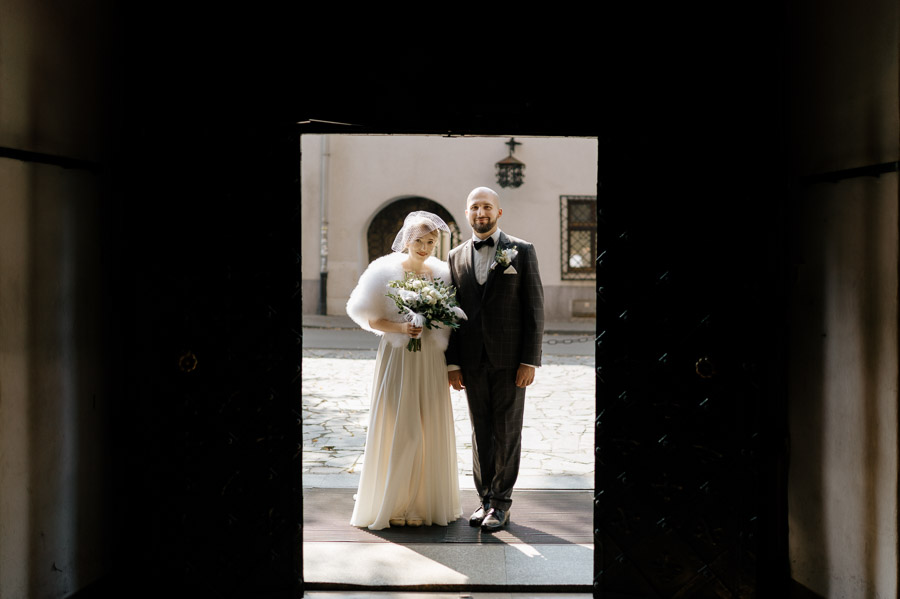 Fotografia Ślubna Małopolska - Sfotografowani Marcin Pluta Przed kościołem, Profesjonalna Fotografia ślubna, Doskonały Fotograf ślubny