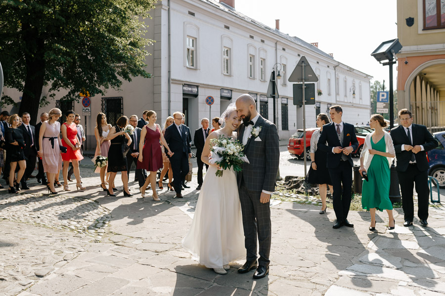 Para Młoda przed kościołem, Ślubny reportaż naturalny, Małopolska zdjęcia ślubne