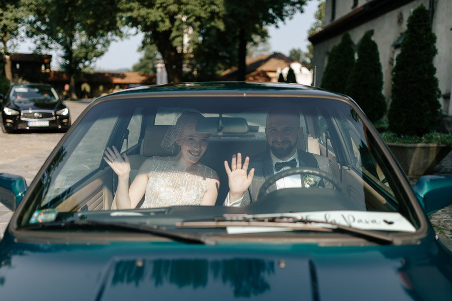 Para Młoda w samochodzie, Sala weselna, Zdjęcia ślubne Małopolska