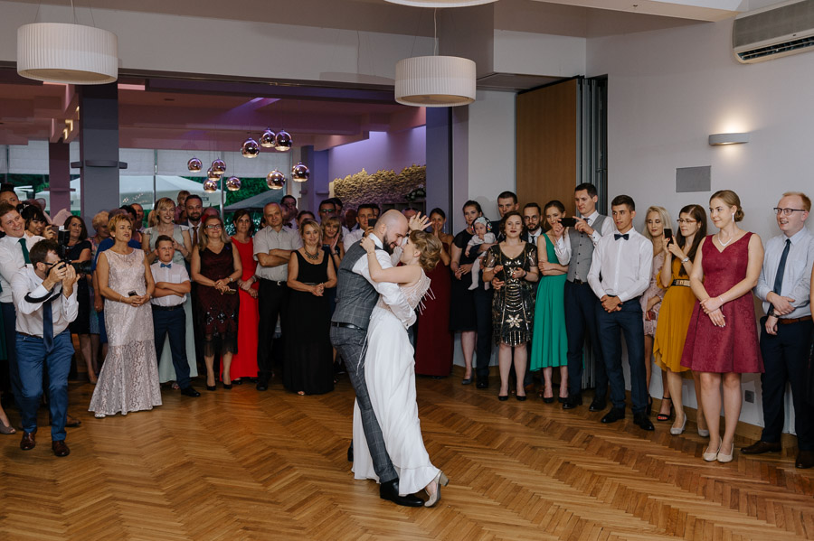 Fotografia Ślubna Małopolska - Sfotografowani Marcin Pluta Goście na tle Pary Młodej, Fotograf ślubny Małopolska, Zabawa weselna Małopolska