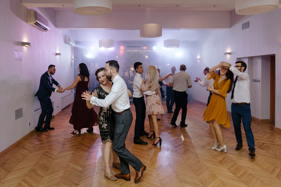 Fotografia Ślubna Małopolska - Sfotografowani Marcin Pluta Goście się bawią, Fotografia emocji, Moment na weselu, Sfotografowani