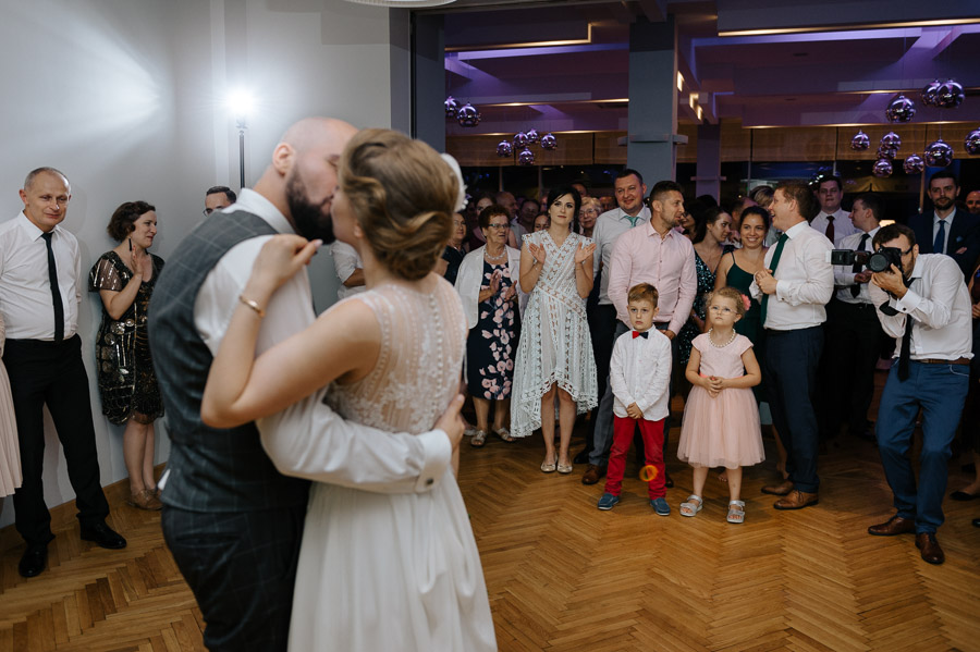 Fotograf ślubny Małopolska - Sfotografowani Marcin Pluta Pocałunek na weselu, Piękne światło na zdjęciach ślubnych, Fotografia ślubna plenerowa