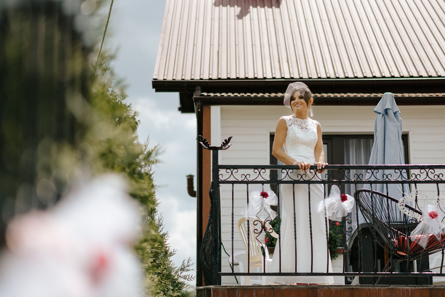 Panna Młoda na balkonie, Fotograf na ślub, Galeria fotografii ślubnej