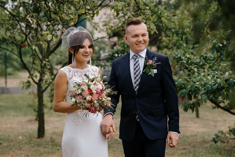 Para Młoda w ogrodzie, Zdjęcia ślubne i weselne, Fotograf na ślub