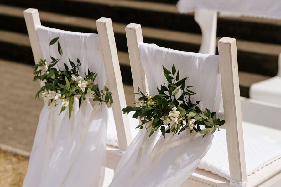Ozdobione krzesła ślubne, Fotograf ślubny i weselny Wolbrom, Zdjęcie z reportażu ślubnego